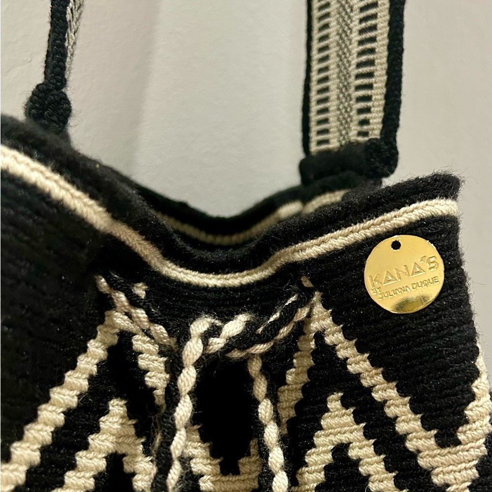 Elegant Black and Cream Chevron Crossbody Bag - Picture 7 of 12